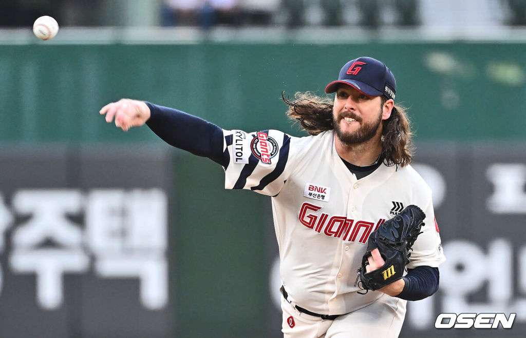 6일 부산 사직야구장에서 2024 신한 SOL 뱅크 KBO 리그 롯데 자이언츠와 NC 다이노스의 경기가 열렸다. 홈팀 롯데는 윌커슨이 선발 출전하고 NC는 신민혁이 선발 출전했다.롯데 자이언츠 선발 투수 윌커슨이 역투하고 있다. 2024.08.06 / foto0307@osen.co.kr