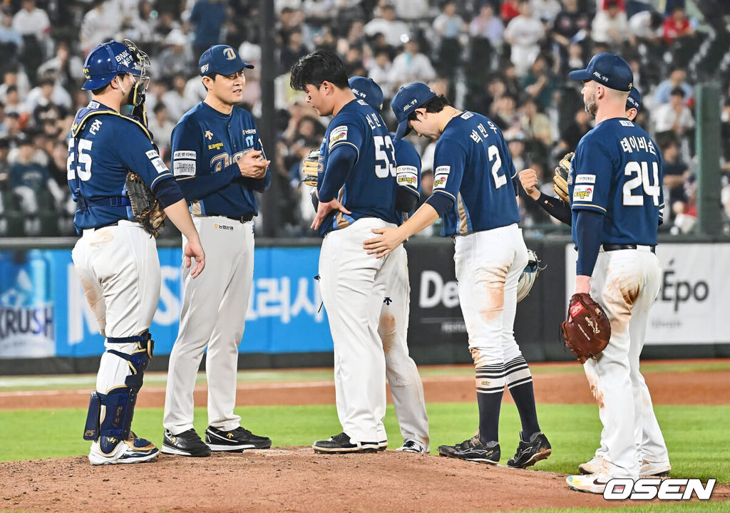 6일 부산 사직야구장에서 2024 신한 SOL 뱅크 KBO 리그 롯데 자이언츠와 NC 다이노스의 경기가 열렸다. 홈팀 롯데는 윌커슨이 선발 출전하고 NC는 신민혁이 선발 출전했다.NC 다이노스 선발 투수 신민혁이 7회말 교체되고 있다. 2024.08.06 / foto0307@osen.co.kr