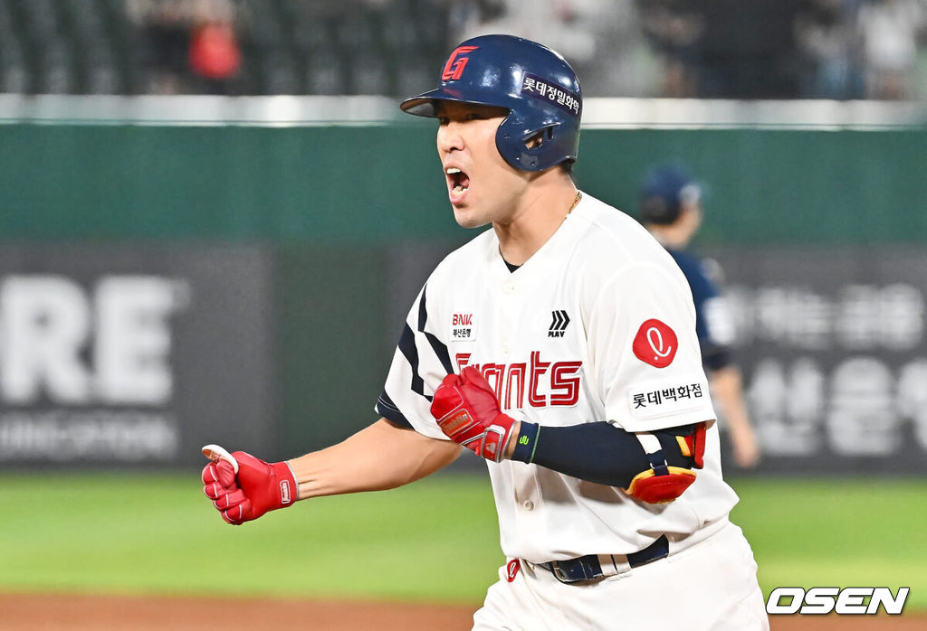 6일 부산 사직야구장에서 2024 신한 SOL 뱅크 KBO 리그 롯데 자이언츠와 NC 다이노스의 경기가 열렸다. 홈팀 롯데는 윌커슨이 선발 출전하고 NC는 신민혁이 선발 출전했다.롯데 자이언츠 전준우가 7회말 2사 2,3루 좌익수 오른쪽 동점 2타점 안타를 치고 포효하고 있다. 2024.08.06 / foto0307@osen.co.kr