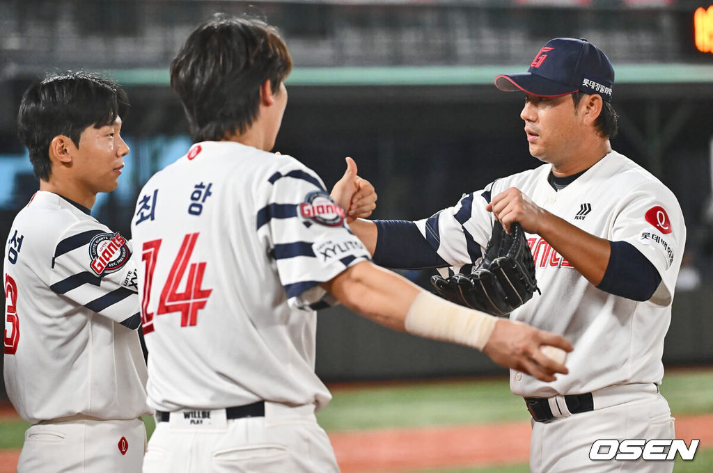 6일 부산 사직야구장에서 2024 신한 SOL 뱅크 KBO 리그 롯데 자이언츠와 NC 다이노스의 경기가 열렸다. 홈팀 롯데는 윌커슨이 선발 출전하고 NC는 신민혁이 선발 출전했다.롯데 자이언츠 김상수가 8회초를 무실점으로 막고 하이파이브를 하고 있다. 2024.08.06 / foto0307@osen.co.kr