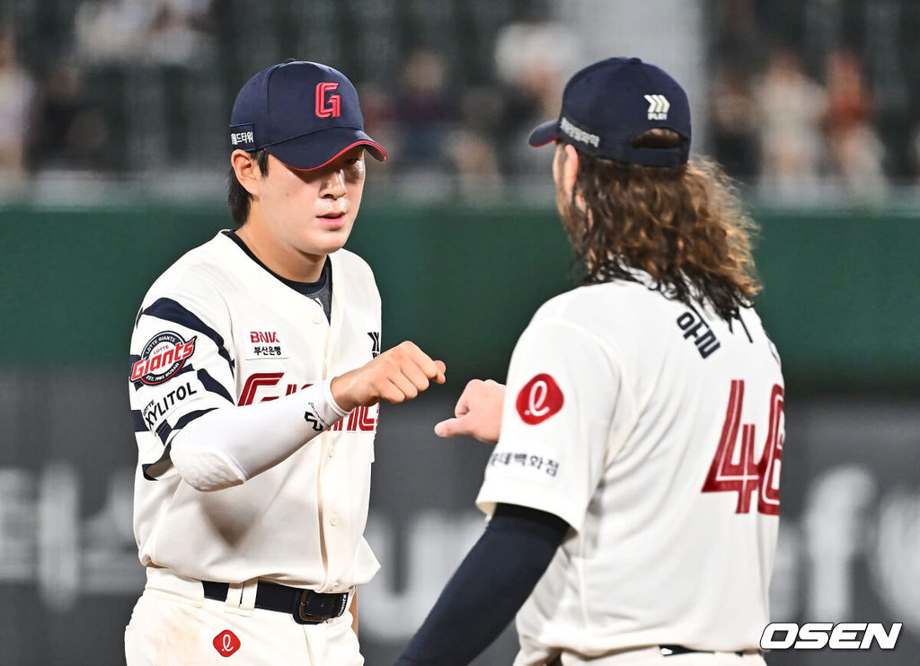 6일 부산 사직야구장에서 2024 신한 SOL 뱅크 KBO 리그 롯데 자이언츠와 NC 다이노스의 경기가 열렸다. 홈팀 롯데는 윌커슨이 선발 출전하고 NC는 신민혁이 선발 출전했다.롯데 자이언츠 선발 투수 윌커슨이 5회초 서호철의 1루 땅볼때 베이스 커버를 들어가 아웃시키고 나승엽과 하이파이브를 하고 있다. 2024.08.06 / foto0307@osen.co.kr