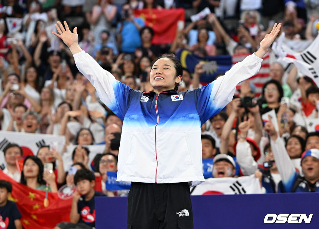 5일(한국시간) '셔틀콕 여제' 안세영(22, 삼성생명)이 꿈에 그리던 올림픽 금메달을 목에 걸었다.세계 랭킹 1위 안세영은 5일 오후(이하 한국시간) 프랑스 파리 포르트 드 라샤펠 경기장에서 열린 2024 파리올림픽 배드민턴 여자 단식 결승전에서 랭킹 9위 허빙자오(중국)를 2-0으로 꺾고 금메달을 획득 했다.  금메달을 거머쥔 안세영이 환호하고 있다. 2024.08.05 / dreamer@osen.co.kr