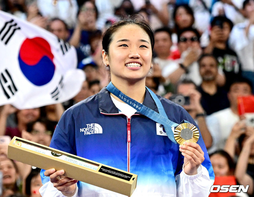 5일(한국시간) '셔틀콕 여제' 안세영(22, 삼성생명)이 꿈에 그리던 올림픽 금메달을 목에 걸었다.세계 랭킹 1위 안세영은 5일 오후(이하 한국시간) 프랑스 파리 포르트 드 라샤펠 경기장에서 열린 2024 파리올림픽 배드민턴 여자 단식 결승전에서 랭킹 9위 허빙자오(중국)를 2-0으로 꺾고 금메달을 획득 했다.  한국 안세영이 금메달과 함께 포즈를 취하고 있다. 2024.08.05 / dreamer@osen.co.kr