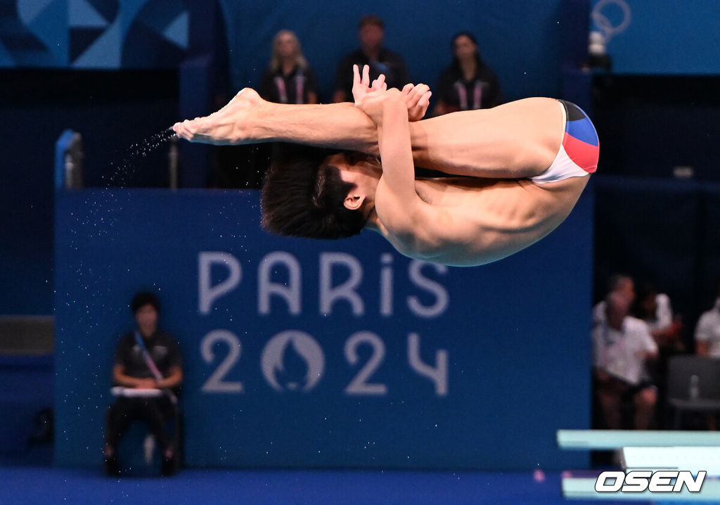 6일(한국시간) 프랑스 파리 아쿠아틱 센터에서 ‘2024 파리올림픽’ 다이빙 3m 스프링보드 예선 경기가 열렸다.한국 이재경은 올림픽 첫 도전이다.이재경이 연기를 펼치고 있다. 2024.08.06 / dreamer@osen.co.kr