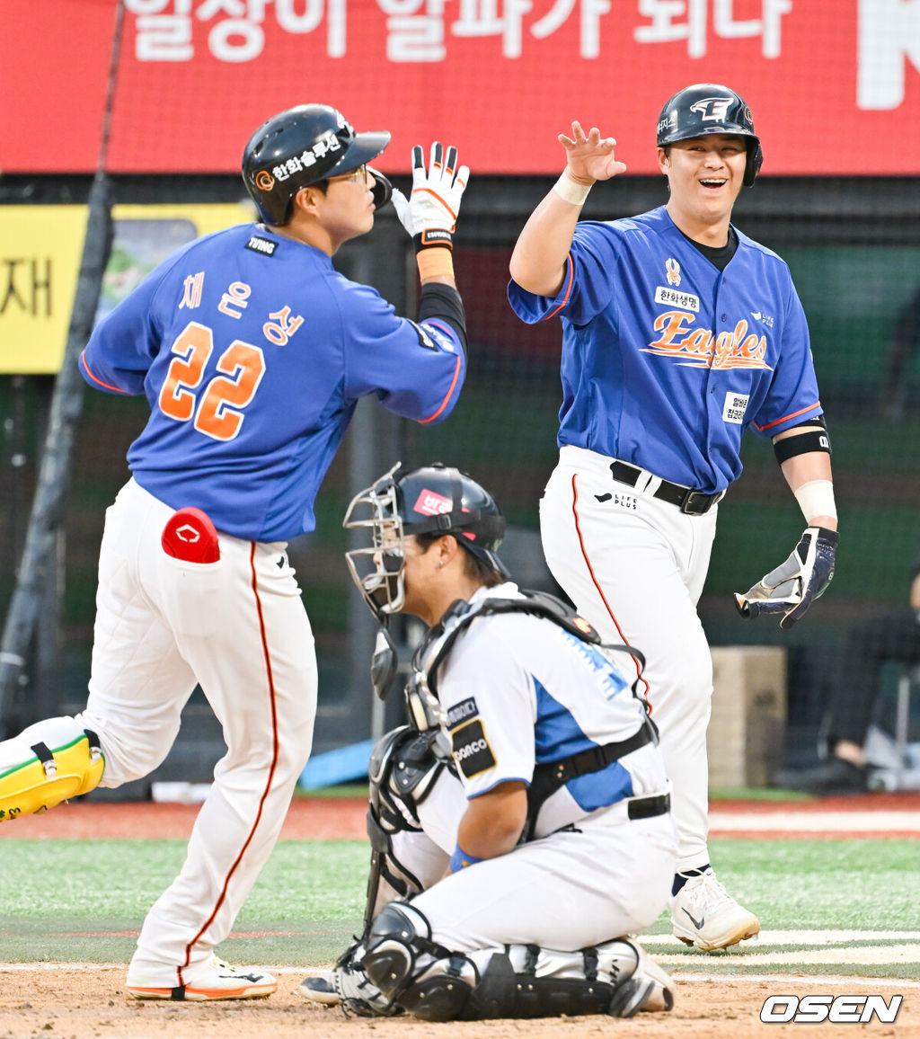 1일 오후 경기도 수원시 수원KT위즈파크에서 ‘2024 신한 SOL BANK KBO리그’ KT 위즈와 한화 이글스의 경기가 진행됐다.이날 KT는 엄상백을, 한화는 문동주를 선발투수로 내세웠다.3회초 1사 1루 한화 채은성의 2점 홈런때 1루 주자 노시환이 채은성을 보며 미소 짓고 있다.    2024.08.01 / soul1014@osen.co.kr