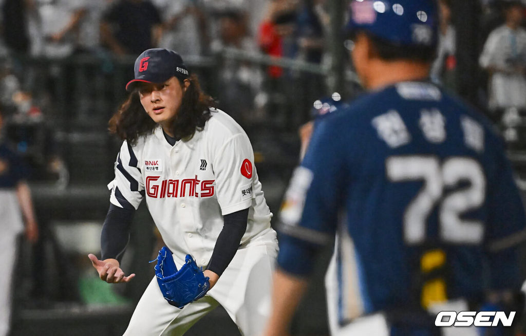 6일 부산 사직야구장에서 2024 신한 SOL 뱅크 KBO 리그 롯데 자이언츠와 NC 다이노스의 경기가 열렸다. 홈팀 롯데는 윌커슨이 선발 출전하고 NC는 신민혁이 선발 출전했다.롯데 자이언츠 김원중이 NC 다이노스에 6-5 짜릿한 역전승을 올리고 세리머니를 하고 있다. 2024.08.06 / foto0307@osen.co.kr