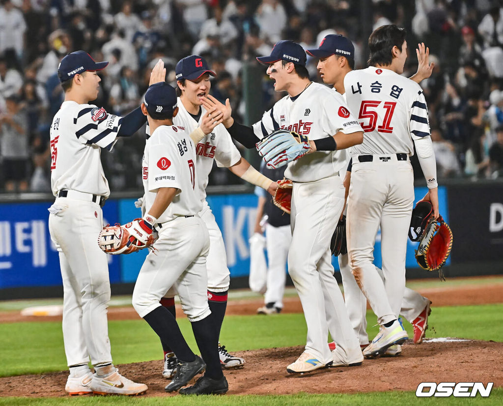 6일 부산 사직야구장에서 2024 신한 SOL 뱅크 KBO 리그 롯데 자이언츠와 NC 다이노스의 경기가 열렸다. 홈팀 롯데는 윌커슨이 선발 출전하고 NC는 신민혁이 선발 출전했다.롯데 자이언츠 선수들이 NC 다이노스에 6-5 짜릿한 역전승을 올리고 기쁨을 나누고 있다. 2024.08.06 / foto0307@osen.co.kr