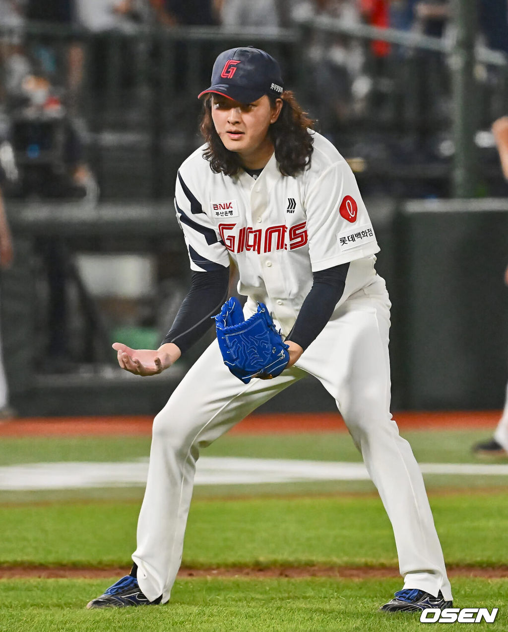 6일 부산 사직야구장에서 2024 신한 SOL 뱅크 KBO 리그 롯데 자이언츠와 NC 다이노스의 경기가 열렸다. 홈팀 롯데는 윌커슨이 선발 출전하고 NC는 신민혁이 선발 출전했다.롯데 자이언츠 김원중이 NC 다이노스에 6-5 짜릿한 역전승을 올리고 세리머니를 하고 있다. 2024.08.06 / foto0307@osen.co.kr