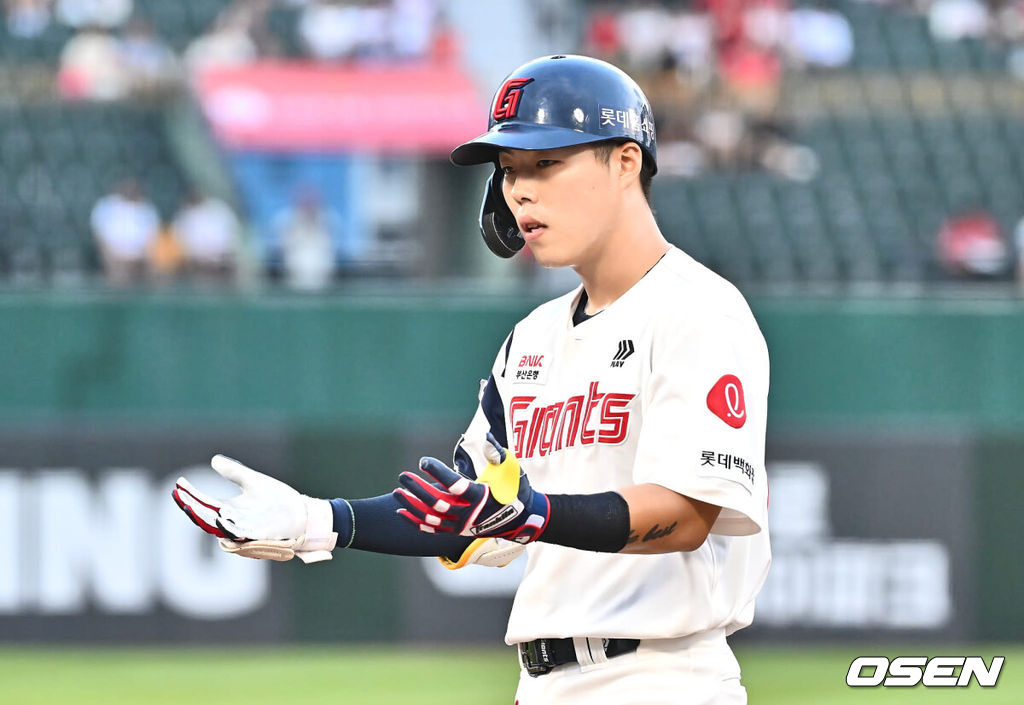 6일 부산 사직야구장에서 2024 신한 SOL 뱅크 KBO 리그 롯데 자이언츠와 NC 다이노스의 경기가 열렸다. 홈팀 롯데는 윌커슨이 선발 출전하고 NC는 신민혁이 선발 출전했다.롯데 자이언츠 고승민이 1회말 우익수 앞 안타를 치고 세리머니를 하고 있다. 2024.08.06 / foto0307@osen.co.kr