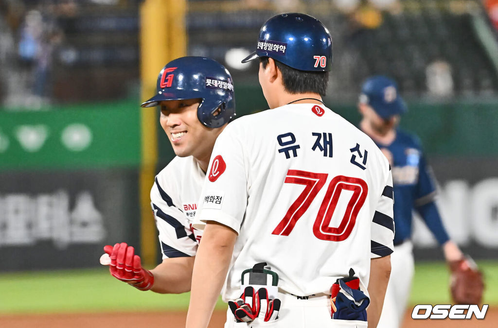 6일 부산 사직야구장에서 2024 신한 SOL 뱅크 KBO 리그 롯데 자이언츠와 NC 다이노스의 경기가 열렸다. 홈팀 롯데는 윌커슨이 선발 출전하고 NC는 신민혁이 선발 출전했다.롯데 자이언츠 전준우가 7회말 2사 2,3루 좌익수 오른쪽 동점 2타점 안타를 치고 최항에게 득녀 축하 세리머니를 하고 있다. 2024.08.06 / foto0307@osen.co.kr