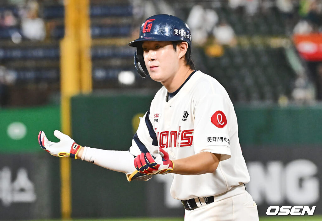 6일 부산 사직야구장에서 2024 신한 SOL 뱅크 KBO 리그 롯데 자이언츠와 NC 다이노스의 경기가 열렸다. 홈팀 롯데는 윌커슨이 선발 출전하고 NC는 신민혁이 선발 출전했다.롯데 자이언츠 나승엽이 8회말 1사 2루 우익수 ㅗ른쪽 역전 안타를 치고 세리머니를 하고 있다. 2024.08.06 / foto0307@osen.co.kr