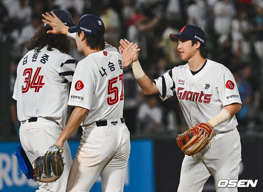 6일 부산 사직야구장에서 2024 신한 SOL 뱅크 KBO 리그 롯데 자이언츠와 NC 다이노스의 경기가 열렸다. 홈팀 롯데는 윌커슨이 선발 출전하고 NC는 신민혁이 선발 출전했다.롯데 자이언츠 최항이 NC 다이노스에 6-5 짜릿한 역전승을 올리고 김원중과 기쁨을 나누고 있다. 2024.08.06 / foto0307@osen.co.kr