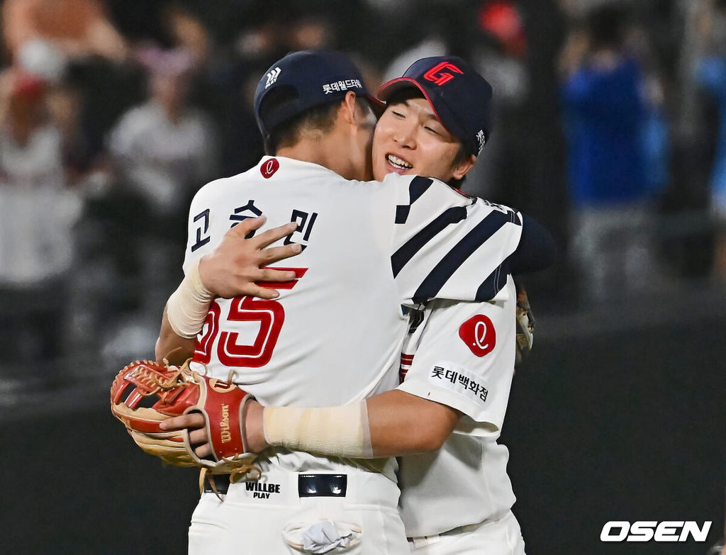 6일 부산 사직야구장에서 2024 신한 SOL 뱅크 KBO 리그 롯데 자이언츠와 NC 다이노스의 경기가 열렸다. 홈팀 롯데는 윌커슨이 선발 출전하고 NC는 신민혁이 선발 출전했다.롯데 자이언츠 최항이 NC 다이노스에 6-5 짜릿한 역전승을 올리고 고승민과 기쁨을 나누고 있다. 2024.08.06 / foto0307@osen.co.kr