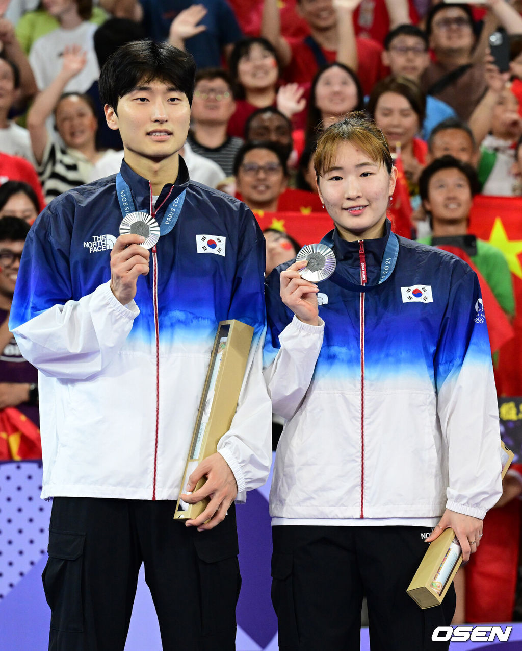 2일(한국시간) 프랑스 파리 포르트 드 라 샤펠 아레나에서 ‘2024 파리올림픽’ 배드민턴 혼성 복식 결승전 한국 김원호-정나은 조와 중국 젱시웨이-황야총 조의 경기가 열렸다.한국 김원호-정나은 조는 전날(1일) 서승재-채유정 조와 4강전에서 혈전 끝에 승리하며 결승에 올랐다.한국 김원호-정나은 조가 은메달을 차지한 뒤 포즈를 취하고 있다. 2024.08.02 / dreamer@osen.co.kr