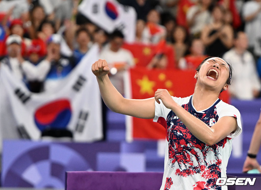 5일(한국시간) '셔틀콕 여제' 안세영(22, 삼성생명)이 꿈에 그리던 올림픽 금메달을 목에 걸었다.세계 랭킹 1위 안세영은 5일 오후(이하 한국시간) 프랑스 파리 포르트 드 라샤펠 경기장에서 열린 2024 파리올림픽 배드민턴 여자 단식 결승전에서 랭킹 9위 허빙자오(중국)를 2-0으로 꺾고 금메달을 획득 했다.  한국 안세영이 금메달을 확정지은 뒤 포효하고 있다. 2024.08.05 / dreamer@osen.co.kr