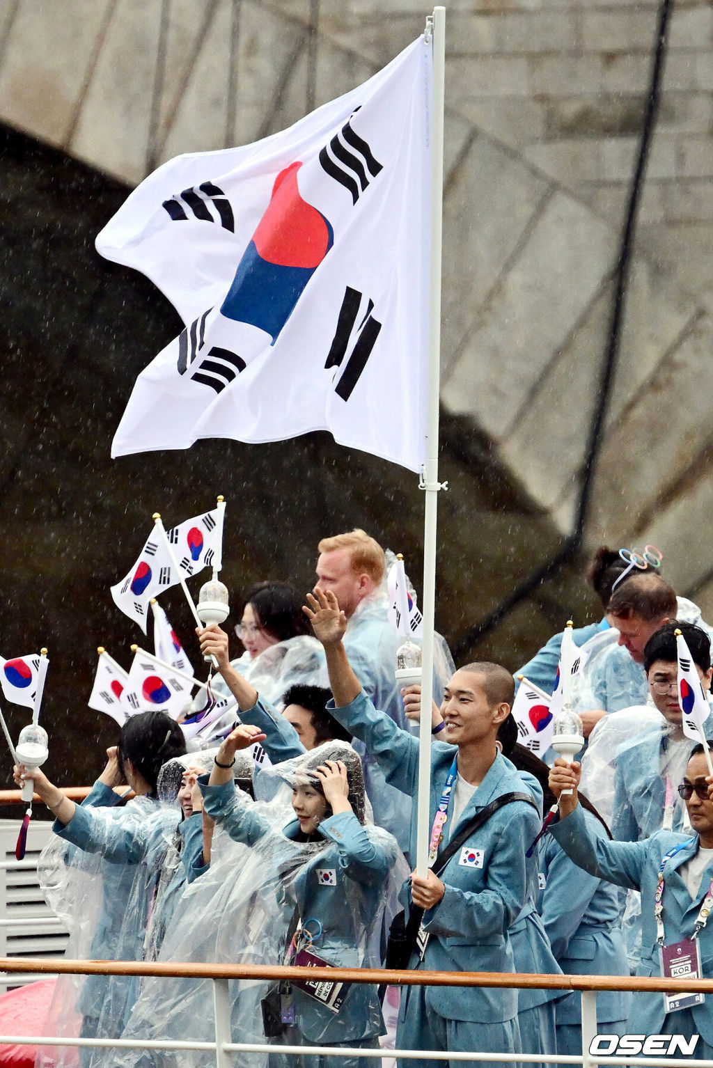 27일 (한국시간) 프랑스 파리 센강과 트로카데로 광장 일대에서 ‘2024 파리올림픽’ 개막식이 열렸다.이번 33회 파리하계올림픽은 사상 처음으로 경기장이 아닌 열린 공간에서 치러진다.대한민국 기수 육상 우상혁과 수영 김서영을 비롯한 선수들이 개막식에 참석하기 위해 센강 일대를 배를 타고 행진하고 있다. 2024.07.27 / dreamer@osen.co.kr