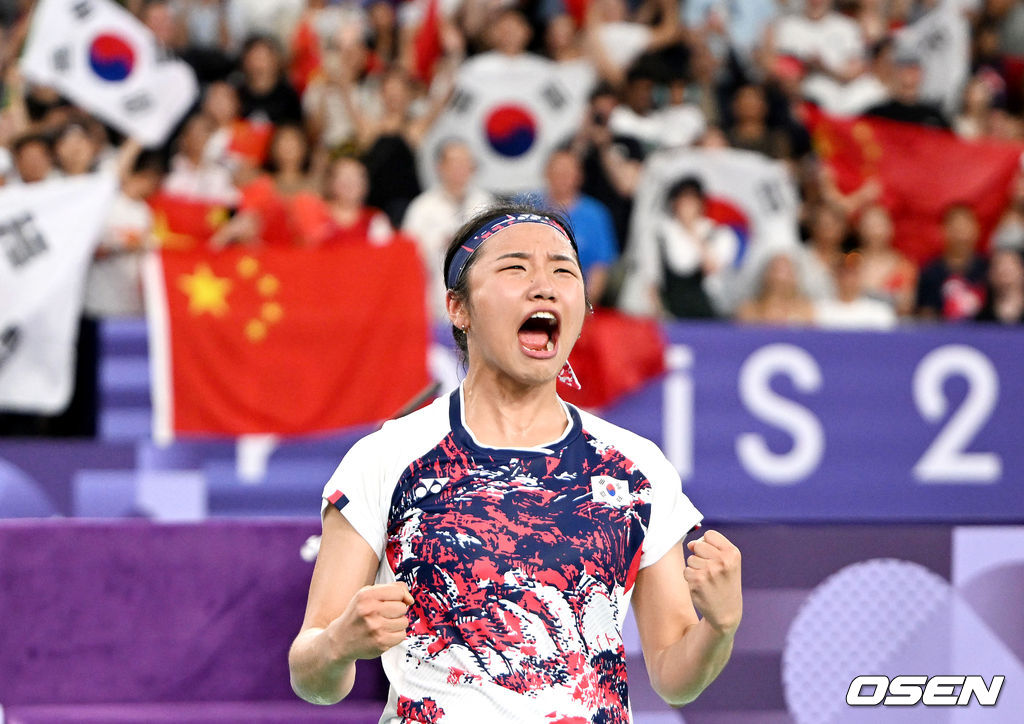 5일(한국시간) '셔틀콕 여제' 안세영(22, 삼성생명)이 꿈에 그리던 올림픽 금메달을 목에 걸었다.세계 랭킹 1위 안세영은 5일 오후(이하 한국시간) 프랑스 파리 포르트 드 라샤펠 경기장에서 열린 2024 파리올림픽 배드민턴 여자 단식 결승전에서 랭킹 9위 허빙자오(중국)를 2-0으로 꺾고 금메달을 획득 했다.  한국 안세영이 금메달을 확정지은 뒤 기뻐하고 있다. 2024.08.05 / dreamer@osen.co.kr