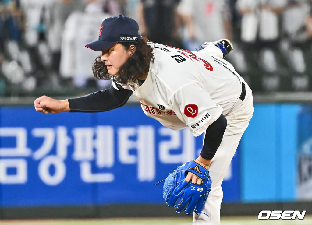 6일 부산 사직야구장에서 2024 신한 SOL 뱅크 KBO 리그 롯데 자이언츠와 NC 다이노스의 경기가 열렸다. 홈팀 롯데는 윌커슨이 선발 출전하고 NC는 신민혁이 선발 출전했다.롯데 자이언츠 김원중이 역투하고 있다. 2024.08.06 / foto0307@osen.co.kr