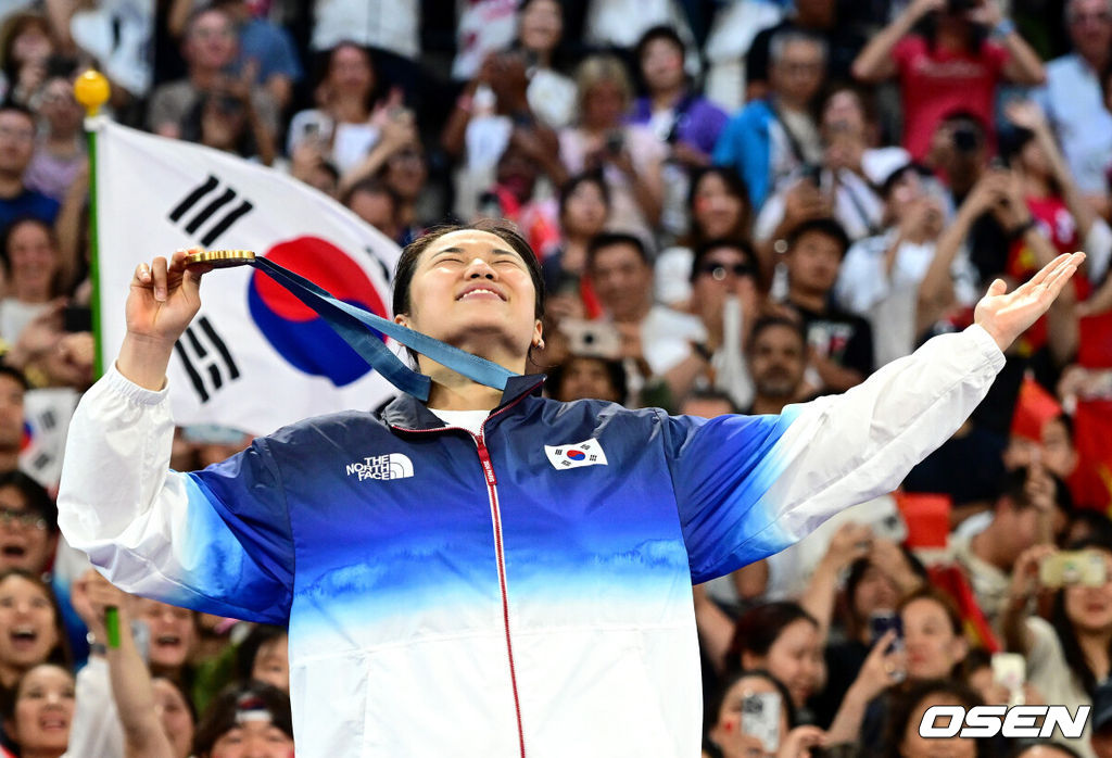 5일(한국시간) '셔틀콕 여제' 안세영(22, 삼성생명)이 꿈에 그리던 올림픽 금메달을 목에 걸었다.세계 랭킹 1위 안세영은 5일 오후(이하 한국시간) 프랑스 파리 포르트 드 라샤펠 경기장에서 열린 2024 파리올림픽 배드민턴 여자 단식 결승전에서 랭킹 9위 허빙자오(중국)를 2-0으로 꺾고 금메달을 획득 했다.  한국 안세영이 금메달과 함께 기뻐하고 있다. 2024.08.05 / dreamer@osen.co.kr