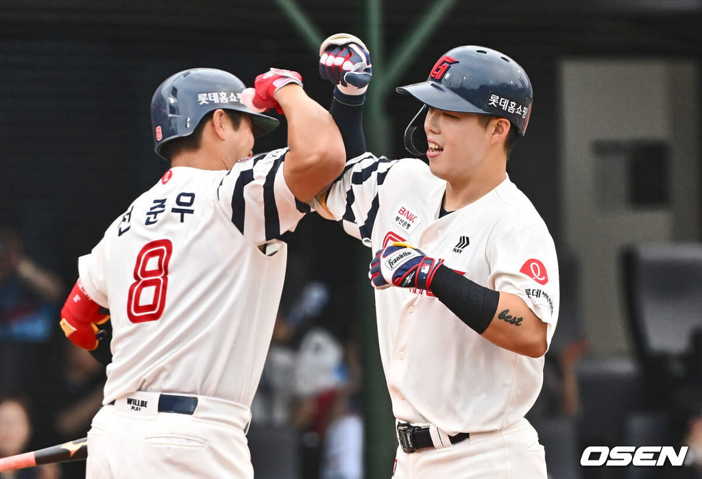 7일 부산 사직야구장에서 2024 신한 SOL 뱅크 KBO 리그 롯데 자이언츠와 NC 다이노스의 경기가 열렸다. 홈팀 롯데는 김진욱이 선발 출전하고 NC는 이재학이 선발 출전했다.롯데 자이언츠 고승민이 1회말 무사 2루 우월 동점 2점 홈런을 치고 하이파이브를 하고 있다. 2024.08.07 / foto0307@osen.co.kr