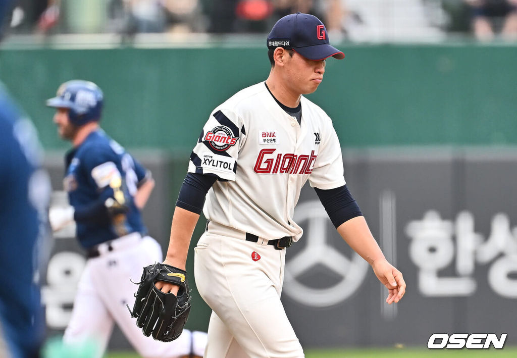 7일 부산 사직야구장에서 2024 신한 SOL 뱅크 KBO 리그 롯데 자이언츠와 NC 다이노스의 경기가 열렸다. 홈팀 롯데는 김진욱이 선발 출전하고 NC는 이재학이 선발 출전했다.롯데 자이언츠 선발 투수 김진욱이 1회초 1사 1루 NC 다이노스 데이비슨에게 중월 2점 홈런을 맞고 아쉬워하고 있다. 2024.08.07 / foto0307@osen.co.kr