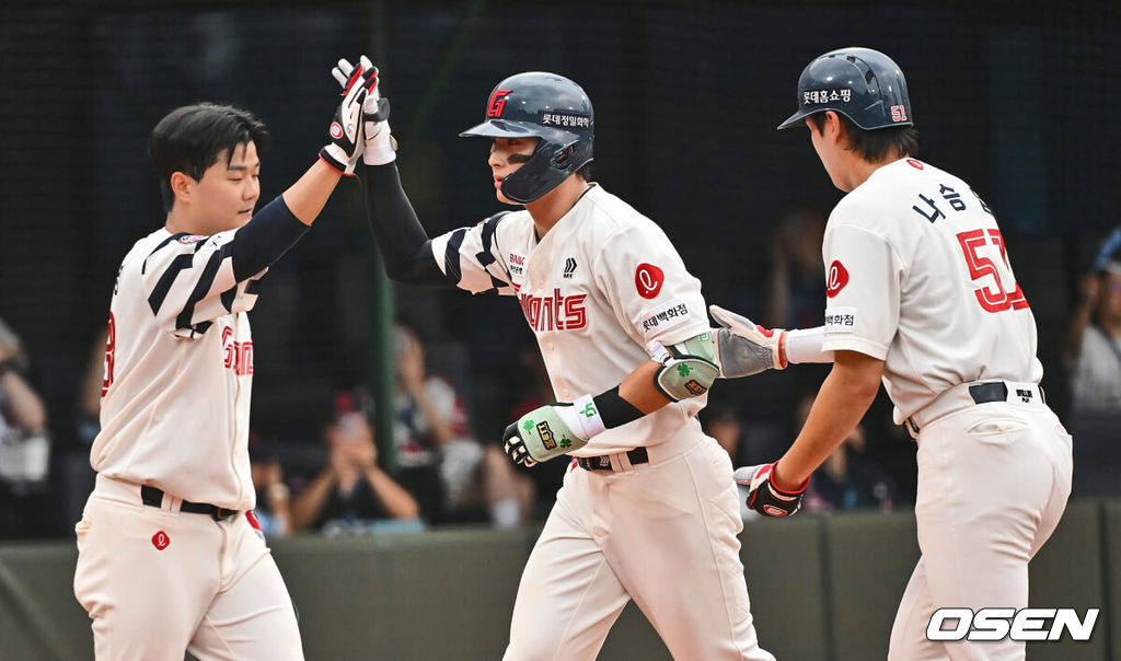 7일 부산 사직야구장에서 2024 신한 SOL 뱅크 KBO 리그 롯데 자이언츠와 NC 다이노스의 경기가 열렸다. 홈팀 롯데는 김진욱이 선발 출전하고 NC는 이재학이 선발 출전했다.롯데 자이언츠 윤동희가 1회말 2사 1,2루 좌월 역전 3점 홈런을 치고 하이파이브를 하고 있다. 2024.08.07 / foto0307@osen.co.kr