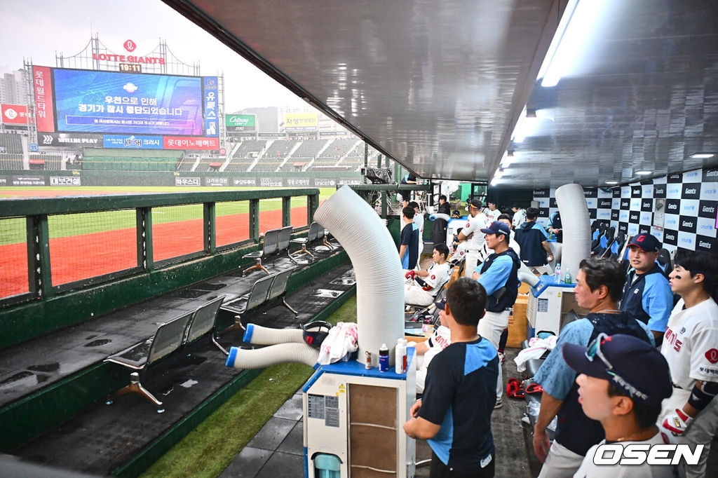 7일 부산 사직야구장에서 2024 신한 SOL 뱅크 KBO 리그 롯데 자이언츠와 NC 다이노스의 경기가 열렸다. 홈팀 롯데는 김진욱이 선발 출전하고 NC는 이재학이 선발 출전했다.갑자기 내린 폭우로 경기가 중단되자 롯데 선수들이 더그아웃에서 대기하고 있다. 2024.08.07 / foto0307@osen.co.kr