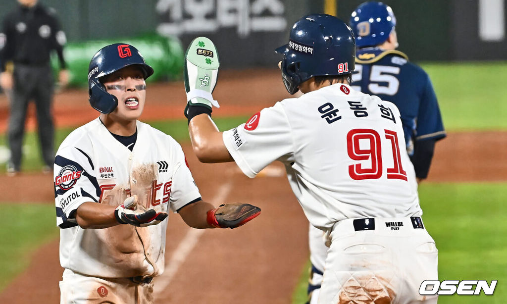 7일 부산 사직야구장에서 2024 신한 SOL 뱅크 KBO 리그 롯데 자이언츠와 NC 다이노스의 경기가 열렸다. 홈팀 롯데는 김진욱이 선발 출전하고 NC는 이재학이 선발 출전했다.롯데 자이언츠 황성빈이 3회말 2사 2,3루 고승민의 2루수 왼쪽 내야 안타때 득점을 올리고 선행주자 윤동희와 하이파이브를 하고 있다. 2024.08.07 / foto0307@osen.co.kr