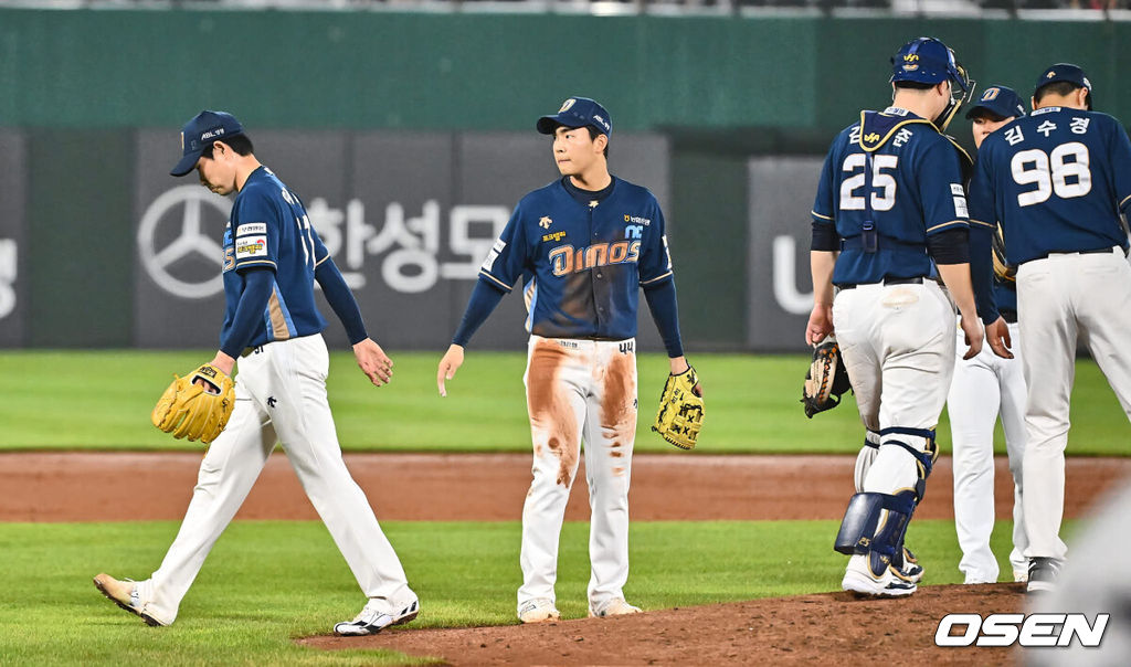 7일 부산 사직야구장에서 2024 신한 SOL 뱅크 KBO 리그 롯데 자이언츠와 NC 다이노스의 경기가 열렸다. 홈팀 롯데는 김진욱이 선발 출전하고 NC는 이재학이 선발 출전했다.NC 다이노스 선발 투수 이재학이 3회 교체되고 있다. 2024.08.07 / foto0307@osen.co.kr