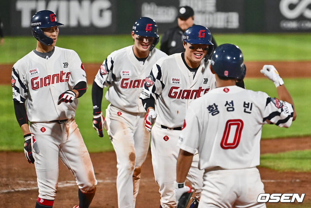 7일 부산 사직야구장에서 2024 신한 SOL 뱅크 KBO 리그 롯데 자이언츠와 NC 다이노스의 경기가 열렸다. 홈팀 롯데는 김진욱이 선발 출전하고 NC는 이재학이 선발 출전했다.롯데 자이언츠 손성빈이 5회말 무사 2,3루 좌중월 3점 홈런을 치고 박승욱과 윤동희의 축하를 받고 있다. 2024.08.07 / foto0307@osen.co.kr