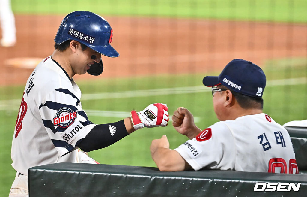 7일 부산 사직야구장에서 2024 신한 SOL 뱅크 KBO 리그 롯데 자이언츠와 NC 다이노스의 경기가 열렸다. 홈팀 롯데는 김진욱이 선발 출전하고 NC는 이재학이 선발 출전했다.롯데 자이언츠 손성빈이 5회말 무사 2,3루 좌중월 3점 홈런을 치고 김태형 감독의 축하를 받고 있다. 2024.08.07 / foto0307@osen.co.kr