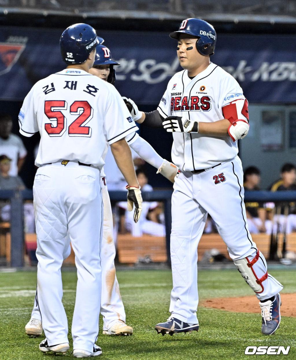 7일 서울 송파구 잠실야구장에서 ‘2024 신한 SOL Bank KBO리그’ 두산 베어스와 LG 트윈스와 경기가 열렸다.이날 두산은 발라조빅을 LG는 엔스를 선발 투수로 내세웠다.3회말 2사 1,3루 두산 양의지가 역전 좌월 쓰리런 홈런을 날린 뒤 기뻐하고 있다. 2024.08.07 /cej@osen.co.kr