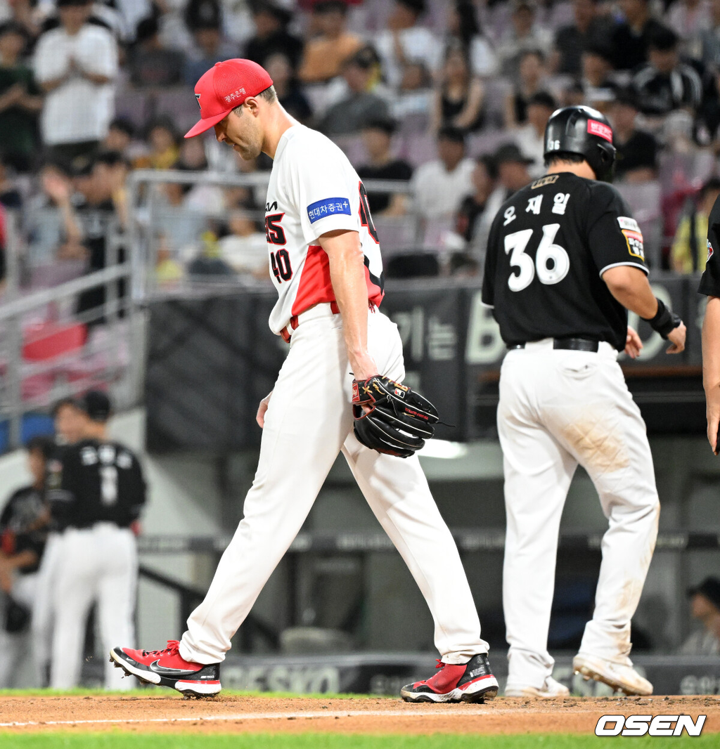 7일 오후 광주-KIA챔피언스필드에서 ‘2024 신한 SOL Bank KBO리그’ KIA 타이거즈와 KT 위즈의 경기가 열렸다.KIA는 외국인투수 제임스 네일, KT는 엄상백을 선발로 내세웠다.4회초 2사 1루에서 KIA 네일이 마운드를 내려가고 있다. 2024.08.07 /sunday@osen.co.kr