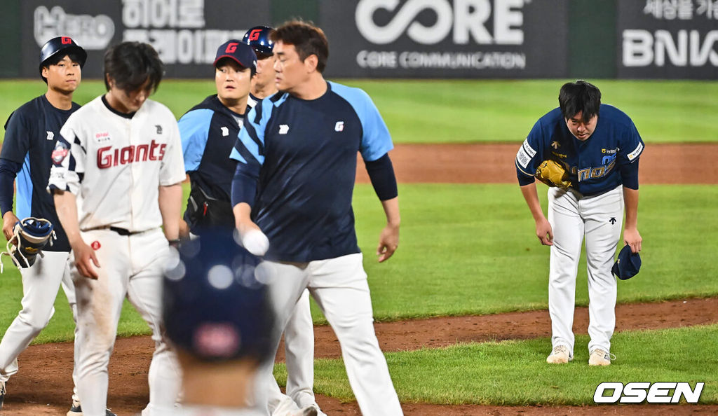 7일 부산 사직야구장에서 2024 신한 SOL 뱅크 KBO 리그 롯데 자이언츠와 NC 다이노스의 경기가 열렸다. 홈팀 롯데는 김진욱이 선발 출전하고 NC는 이재학이 선발 출전했다.NC 다이노스 손주환이 8회말 2사 헤드샷을 맞은 롯데 자이언츠 신윤후에게 인사를 하고 있다. 2024.08.07 / foto0307@osen.co.kr