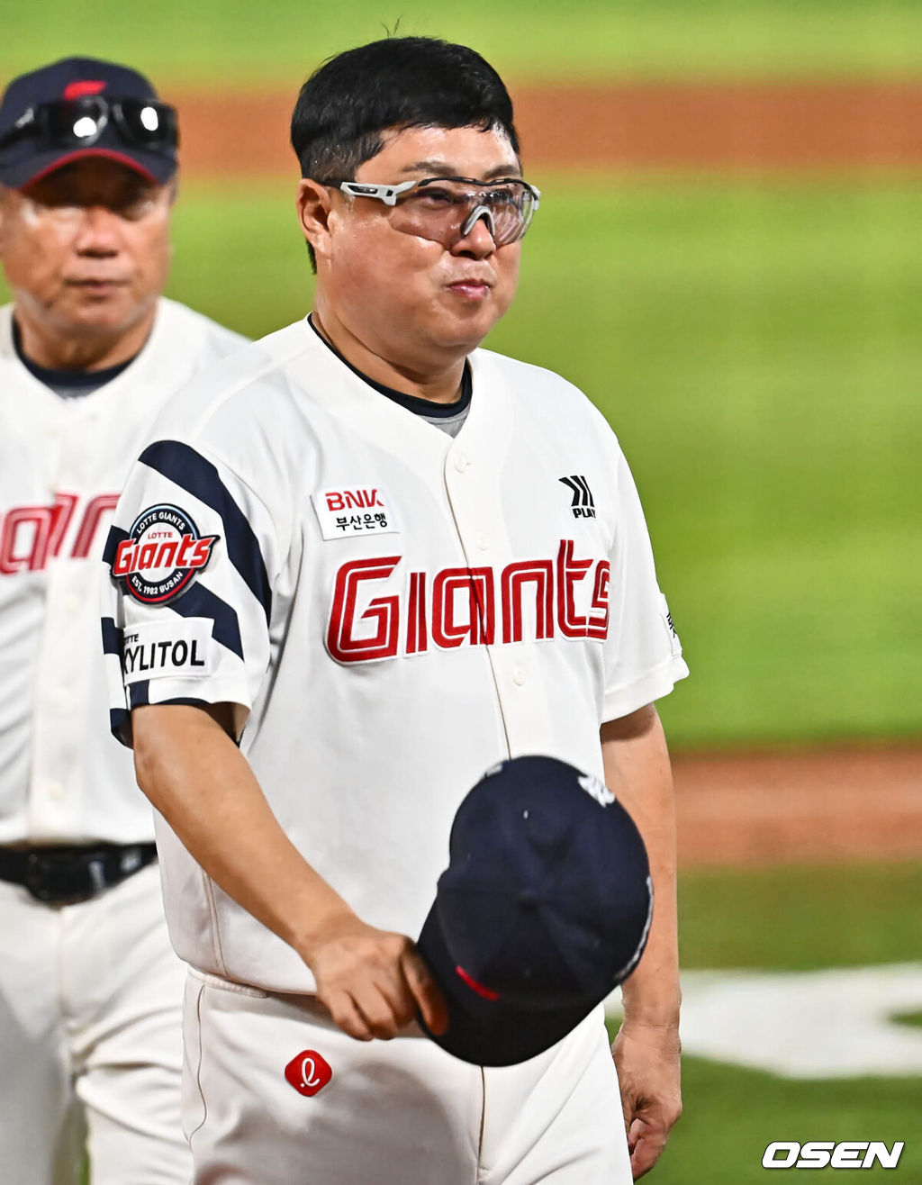 7일 부산 사직야구장에서 2024 신한 SOL 뱅크 KBO 리그 롯데 자이언츠와 NC 다이노스의 경기가 열렸다. 홈팀 롯데는 김진욱이 선발 출전하고 NC는 이재학이 선발 출전했다.롯데 자이언츠 김태형 감독이 NC 다이노스에 14-7 대승을 올리고 팬들에게 인사를 하고 있다. 2024.08.07 / foto0307@osen.co.kr