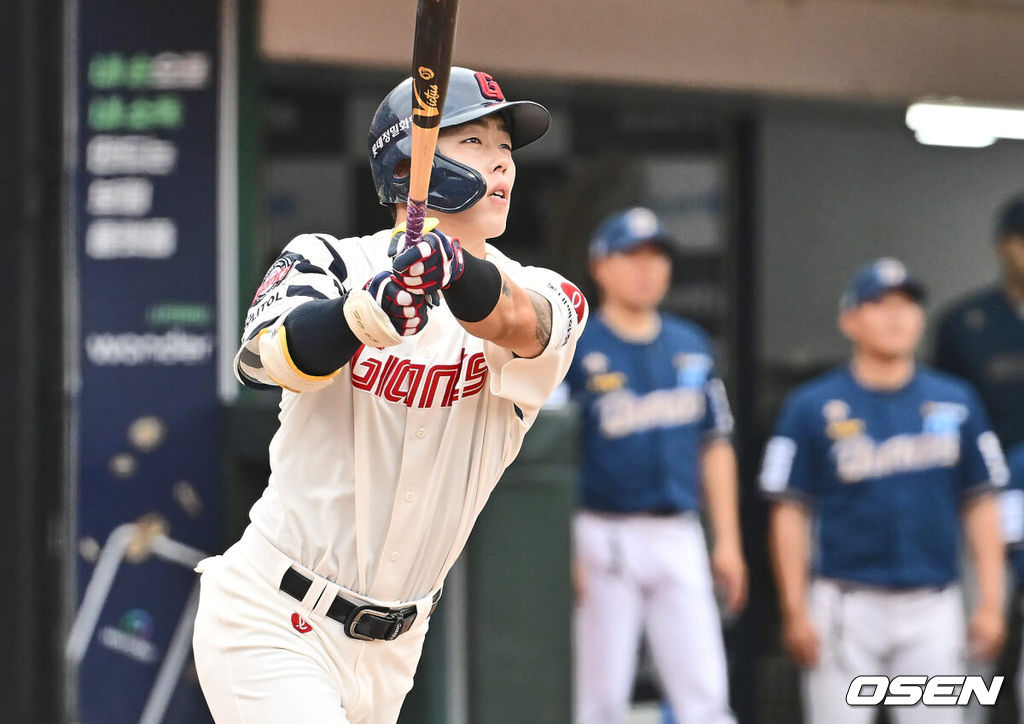 7일 부산 사직야구장에서 2024 신한 SOL 뱅크 KBO 리그 롯데 자이언츠와 NC 다이노스의 경기가 열렸다. 홈팀 롯데는 김진욱이 선발 출전하고 NC는 이재학이 선발 출전했다.롯데 자이언츠 고승민이 1회말 무사 2루 우월 동점 2점 홈런을 치고 있다. 2024.08.07 / foto0307@osen.co.kr