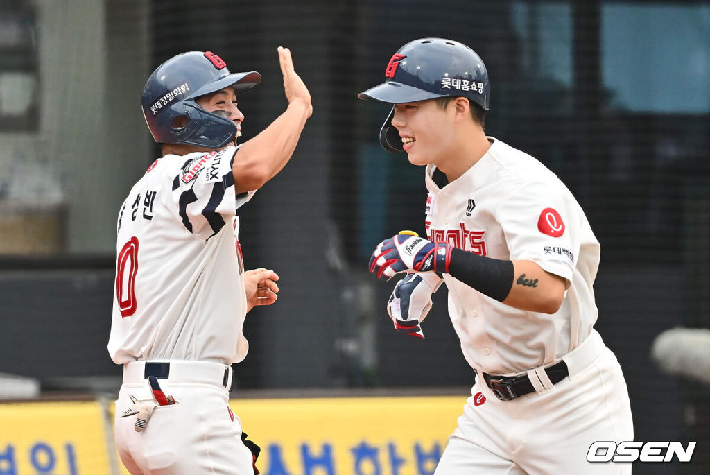 7일 부산 사직야구장에서 2024 신한 SOL 뱅크 KBO 리그 롯데 자이언츠와 NC 다이노스의 경기가 열렸다. 홈팀 롯데는 김진욱이 선발 출전하고 NC는 이재학이 선발 출전했다.롯데 자이언츠 고승민이 1회말 무사 2루 우월 동점 2점 홈런을 치고 세리머니를 하고 있다. 2024.08.07 / foto0307@osen.co.kr