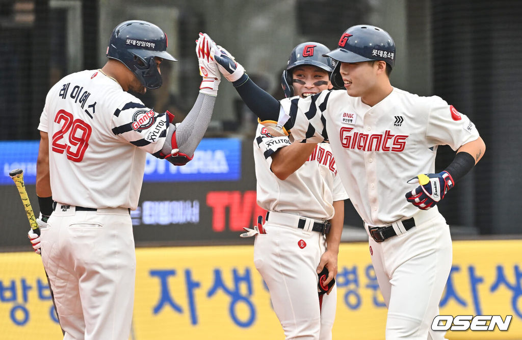 7일 부산 사직야구장에서 2024 신한 SOL 뱅크 KBO 리그 롯데 자이언츠와 NC 다이노스의 경기가 열렸다. 홈팀 롯데는 김진욱이 선발 출전하고 NC는 이재학이 선발 출전했다.롯데 자이언츠 고승민이 1회말 무사 2루 우월 동점 2점 홈런을 치고 하이파이브를 하고 있다. 2024.08.07 / foto0307@osen.co.kr