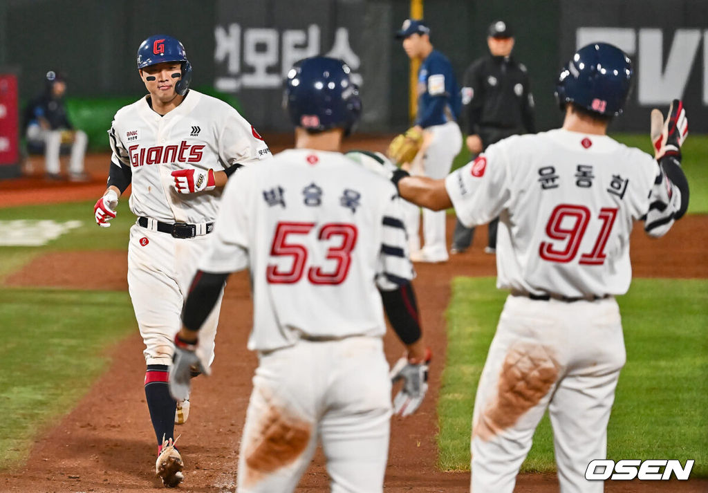 7일 부산 사직야구장에서 2024 신한 SOL 뱅크 KBO 리그 롯데 자이언츠와 NC 다이노스의 경기가 열렸다. 홈팀 롯데는 김진욱이 선발 출전하고 NC는 이재학이 선발 출전했다.롯데 자이언츠 손성빈이 5회말 무사 2,3루 좌중월 3점 홈런을 치고 박승욱과 윤동희의 축하를 받으며 홈인하고 있다. 2024.08.07 / foto0307@osen.co.kr