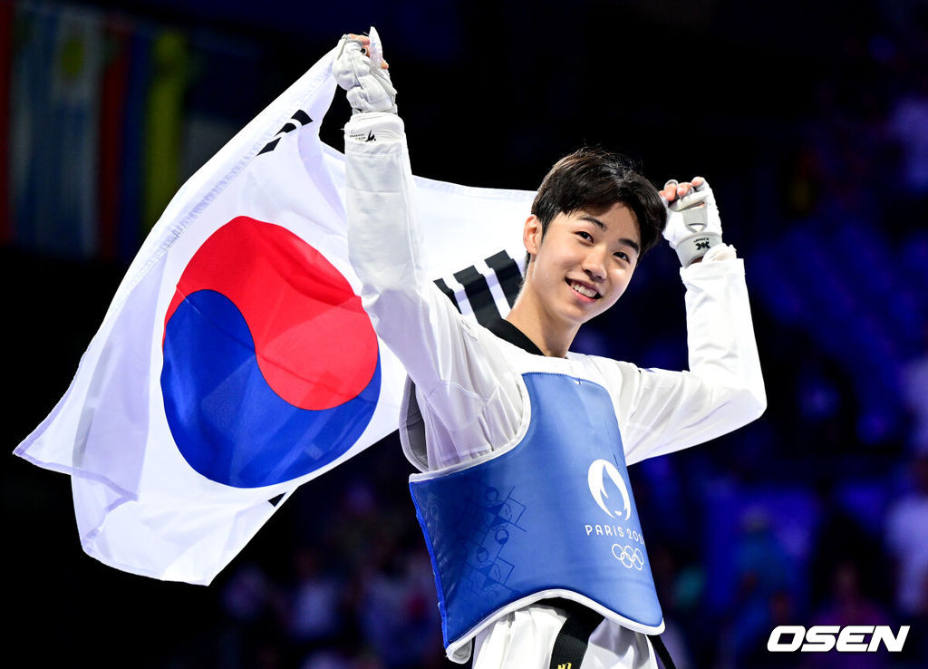 8일(한국시간) 프랑스 파리 그랑팔레에서 ‘2024 파리올림픽’ 태권도 남자 58kg급 결승 한국 박태준과 아제르바이잔 가심 마고메도프의 경기가 열렸다.박태준은 마고메도프를 상대로 2-0으로 앞서다 상대가 부상으로 기권해 금메달을 따냈다.금메달을 거머쥔 박태준이 태극기를 펼치며 기뻐하고 있다. 2024.08.08 / dreamer@osen.co.kr