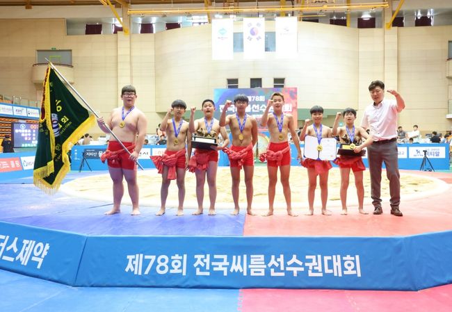 양지초가 ‘제78회 전국씨름선수권대회’에서 초등부 단체전 우승을 차지하며 올 시즌 3관왕(춘천소양강배, 대통령기, 선수권)을 달성했다. / 대한씨름협회