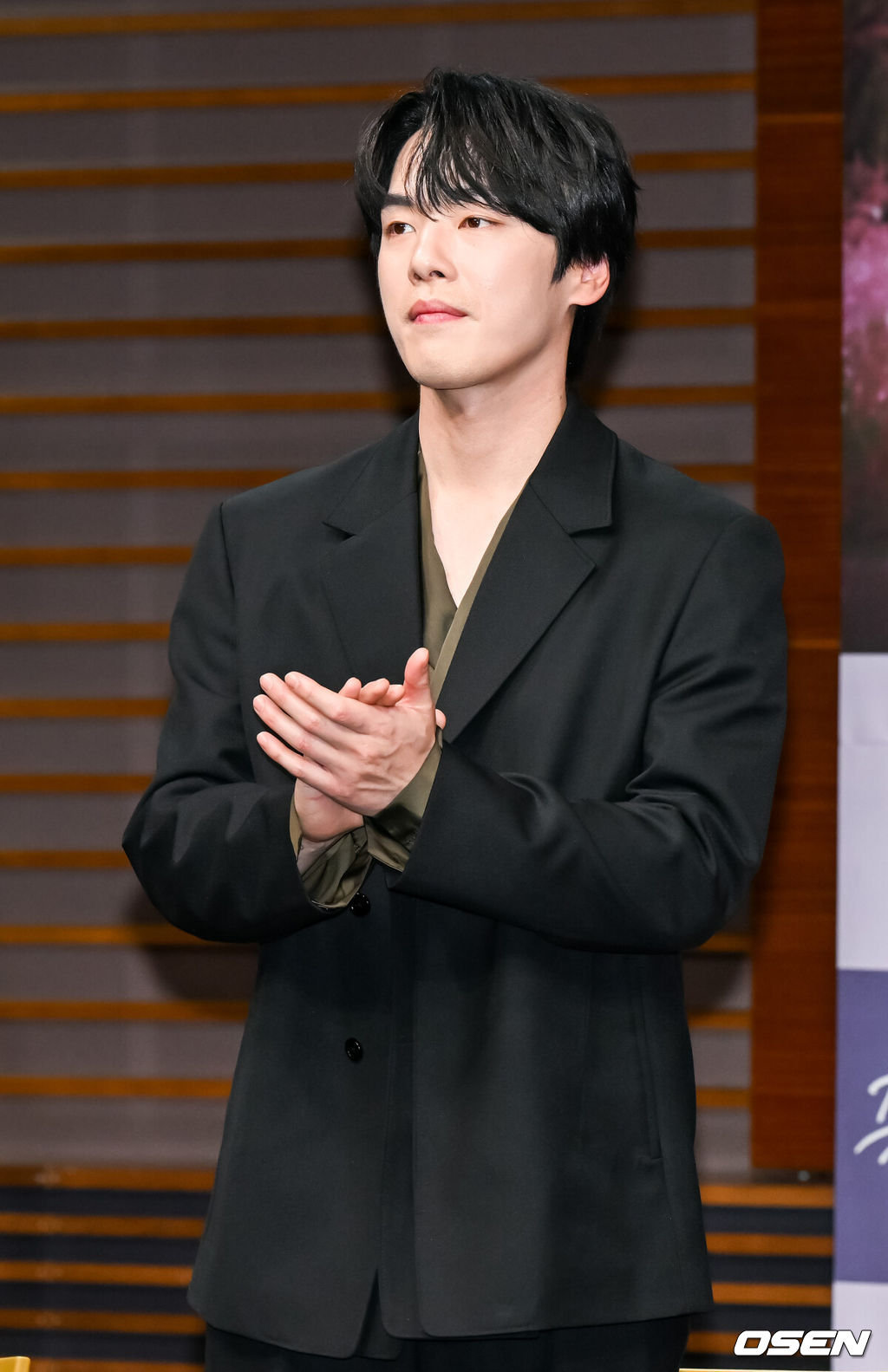 27일 오후 서울 상암 MBC 골든마우스홀에서 드라마 ‘꼭두의 계절’ 제작발표회가 진행됐다.드라마 ‘꼭두의 계절'은 99년마다 인간에게 천벌을 내리러 이승에 내려오는 사신(死神) '꼭두'(김정현 분)가 신비한 능력을 갖춘 왕진의사 '한계절'(임수향 분)을 만나 벌이는 판타지 로맨스다.김정현이 행사 종료 후 박수를 치며 인사를 하고 있다.  2023.01.27 / soul1014@osen.co.kr