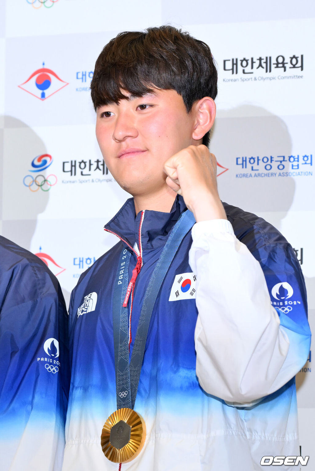 2024 파리 올림픽 양궁 대표팀이 6일 오전 인천국제공항을 통해 귀국했다.대한민국 양궁 국가대표팀은 2024 파리 올림픽에서 양궁 전 종목을 석권하며 금메달 5개·은메달 1개·동메달 1개라는 대기록을 썼다.양궁대표팀 김제덕이 입국장 옆에서 포즈를 취하고 있다. 2024.08.06 /rumi@osen.co.kr