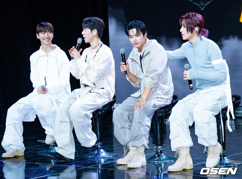 8일 오후 서울 강남구 일지아트홀에서 B.A.P 출신 방용국&정대현&유영재&문종업 첫 번째 EP '커튼 콜' 미디어 쇼케이스가 열렸다.'커튼 콜'은 방용국&정대현&유영재&문종업이 2017년 B.A.P 여덟 번째 싱글 '에고' 이후 약 6년 반 만에 발매하는 앨범이다. 신보에는 타이틀곡 '곤'을 비롯해 지난 15일 선공개한 '빛바랜 날들 이젠 잊고 다 안녕', '러브', '스탠드 잇 올', '웨이 백' 등 이들의 색깔이 담긴 곡들이 수록됐다.무대 위에서 유영재가 팀명에 대한 답변을 하다 울컥해 말을 잇지 못하고 있다. 2024.08.08 /rumi@osen.co.kr