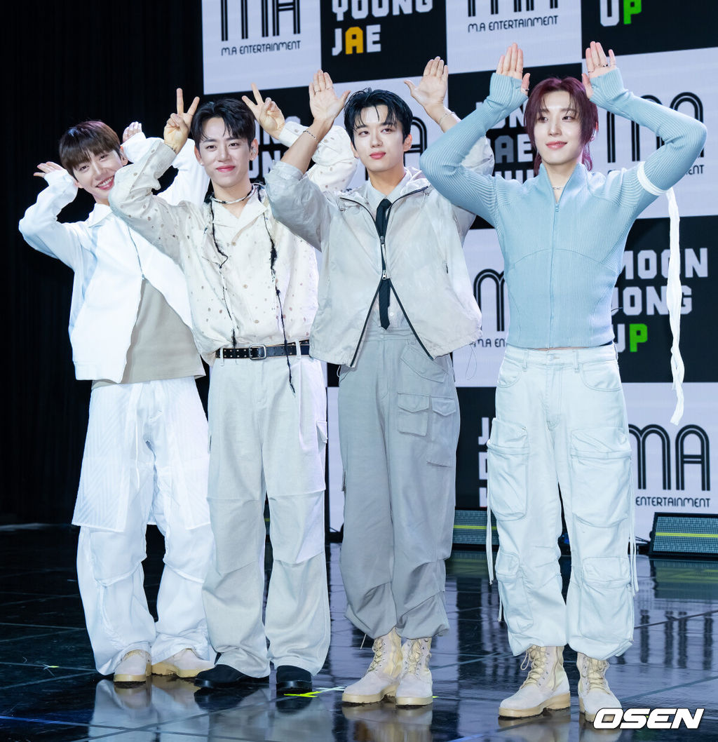 8일 오후 서울 강남구 일지아트홀에서 B.A.P 출신 방용국&정대현&유영재&문종업 첫 번째 EP '커튼 콜' 미디어 쇼케이스가 열렸다.'커튼 콜'은 방용국&정대현&유영재&문종업이 2017년 B.A.P 여덟 번째 싱글 '에고' 이후 약 6년 반 만에 발매하는 앨범이다. 신보에는 타이틀곡 '곤'을 비롯해 지난 15일 선공개한 '빛바랜 날들 이젠 잊고 다 안녕', '러브', '스탠드 잇 올', '웨이 백' 등 이들의 색깔이 담긴 곡들이 수록됐다.무대 위에서 단체 포토타임이 진행되고 있다. 2024.08.08 /rumi@osen.co.kr