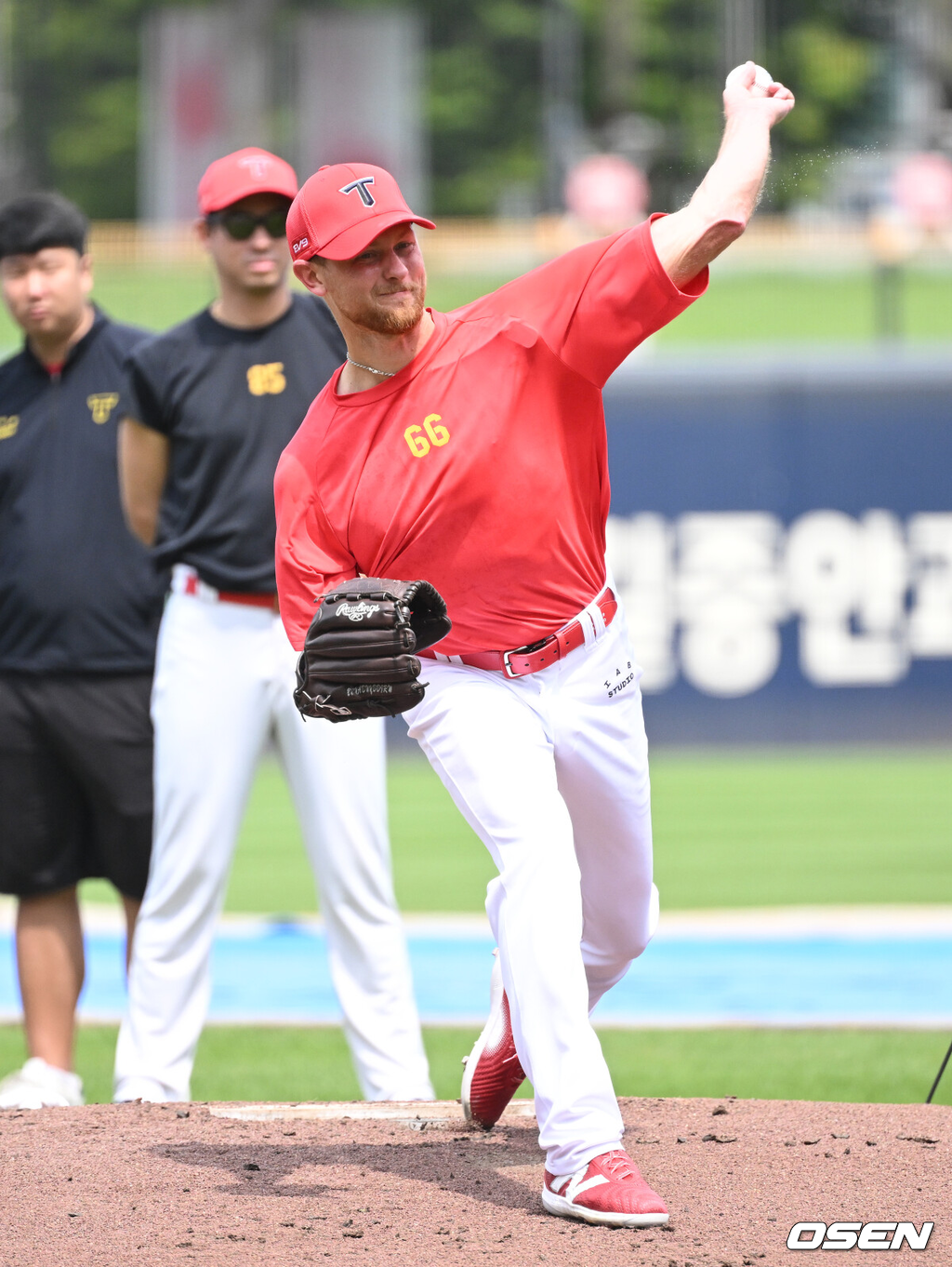 8일 오후 광주-기아챔피언스필드에서 ‘2024 신한 SOL Bank KBO리그’ KIA 타이거즈와 KT 위즈의 경기가 열렸다.KIA는 황동하, KT는 쿠에바스를 선발로 내세웠다.경기에 앞서 KIA 새 외국인 투수 에릭 라우어가 불펜 피칭을 하고 있다. 2024.08.08 /sunday@osen.co.kr