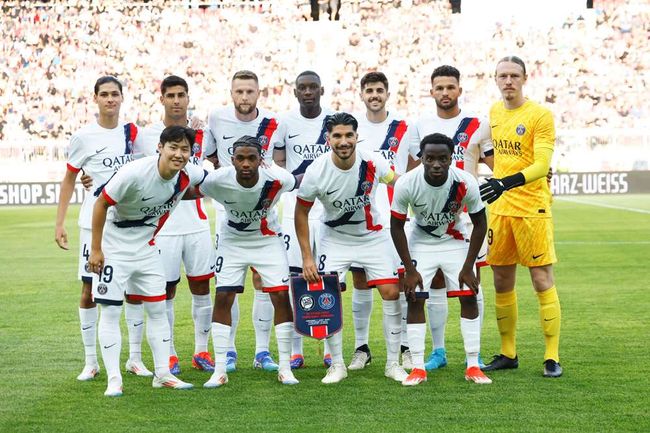 [사진] 이강인이 PSG 프리시즌 첫 경기부터 가벼운 몸놀림을 자랑했다. 그는 수비적인 중앙 미드필더라는 낯선 포지션에서 뛰면서도 특유의 탈압박 능력과 패스 실력으로 존재감을 드러냈다. 다가오는 시즌 더욱 치열한 경쟁이 예상되는 가운데 새로운 가능성을 보여준 경기였다. 축구 통계 매체 '소파 스코어'도 이강인에게 경기 최고 평점을 매기면서 활약을 인정했다. PSG 선발 라인업.