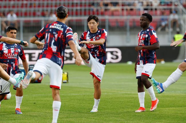[사진] 이강인이 PSG 프리시즌 첫 경기부터 가벼운 몸놀림을 자랑했다. 그는 수비적인 중앙 미드필더라는 낯선 포지션에서 뛰면서도 특유의 탈압박 능력과 패스 실력으로 존재감을 드러냈다. 다가오는 시즌 더욱 치열한 경쟁이 예상되는 가운데 새로운 가능성을 보여준 경기였다. 축구 통계 매체 '소파 스코어'도 이강인에게 경기 최고 평점을 매기면서 활약을 인정했다. 몸을 풀고 있는 이강인.