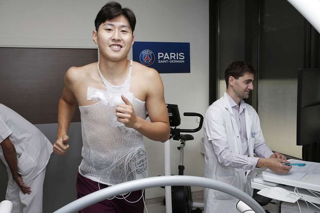 [사진] 이강인이 PSG 프리시즌 첫 경기부터 가벼운 몸놀림을 자랑했다. 그는 수비적인 중앙 미드필더라는 낯선 포지션에서 뛰면서도 특유의 탈압박 능력과 패스 실력으로 존재감을 드러냈다. 다가오는 시즌 더욱 치열한 경쟁이 예상되는 가운데 새로운 가능성을 보여준 경기였다. 축구 통계 매체 '소파 스코어'도 이강인에게 경기 최고 평점을 매기면서 활약을 인정했다. PSG 복귀 후 메디컬 테스트를 받고 있는 이강인.