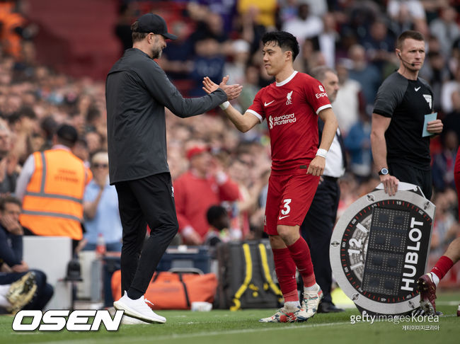 LIVERPOOL, ENGLAND - MAY 5: Wataru Endo of Liverpool is greeted by manager Jurgen Klopp after being substituted during the Premier League match between Liverpool FC and Tottenham Hotspur at Anfield on May 5, 2024 in Liverpool, England.(Photo by Visionhaus/Getty Images) *** Local Caption *** Wataru Endo; Jurgen Klopp 